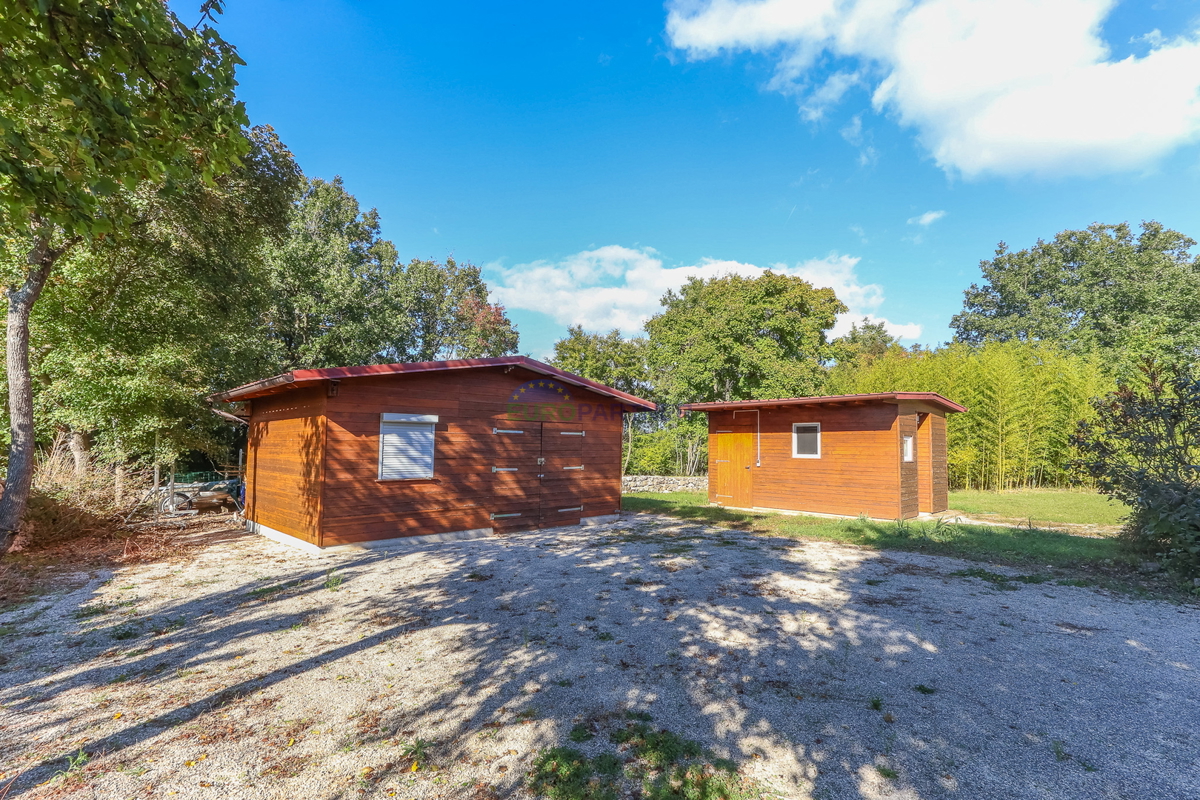 Samostojna hiša z vrtom velikosti 6600 m2, Sveti Lovreč, Istra