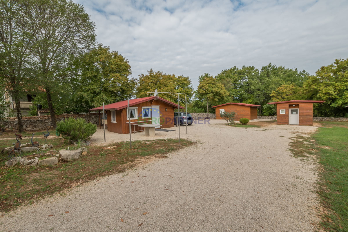 Hiša s 6600m2 vrta