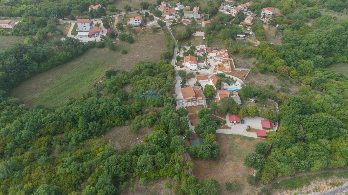 Hiša s 6600m2 vrta