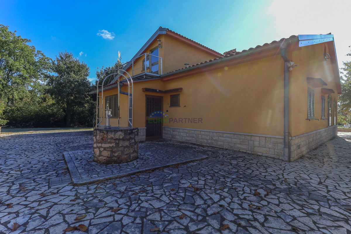 Samostojna hiša z vrtom velikosti 6600 m2, Sveti Lovreč, Istra