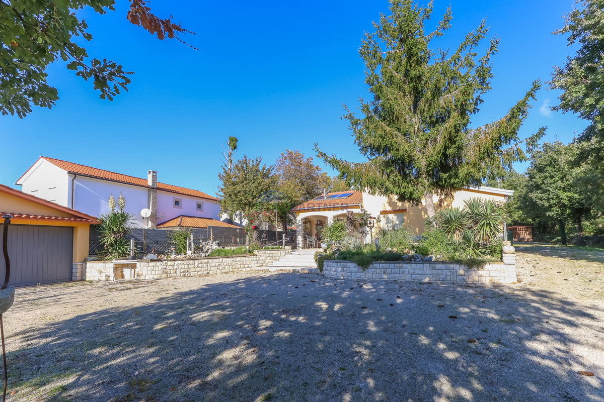 Samostojna hiša z vrtom velikosti 6600 m2, Sveti Lovreč, Istra