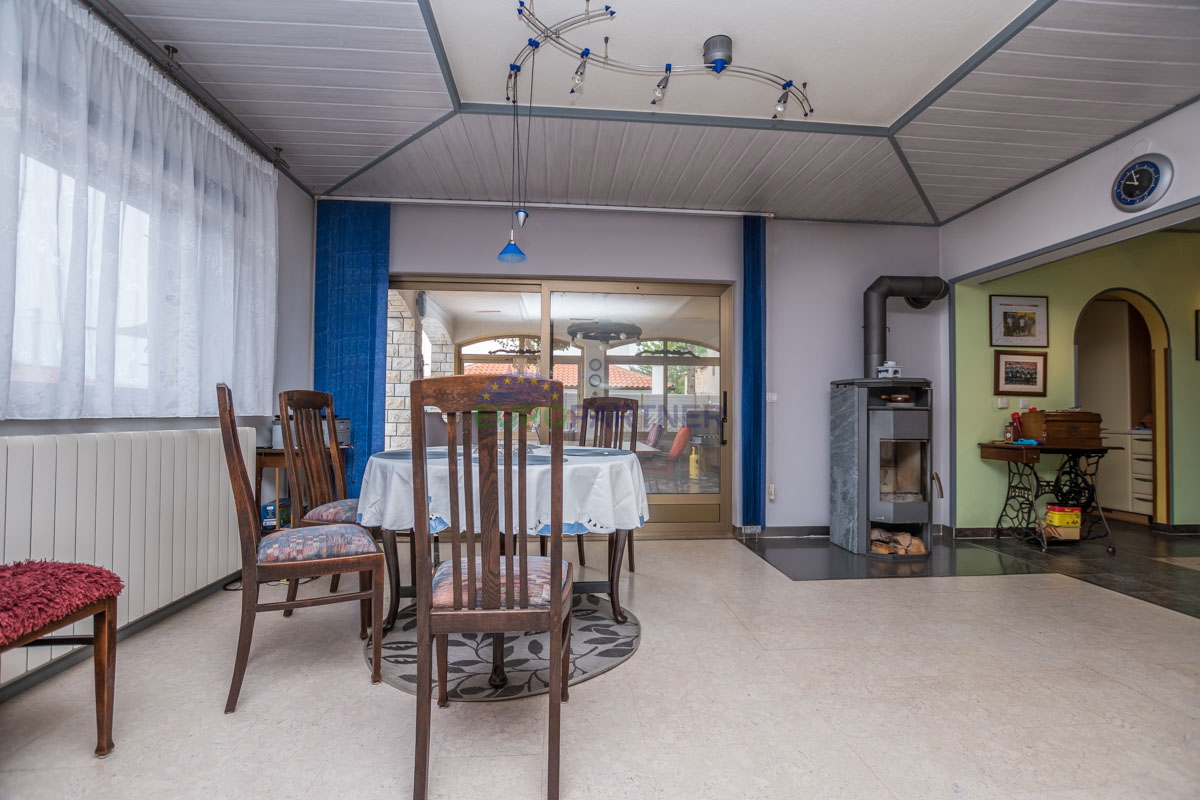 Hiša s 6600m2 vrta