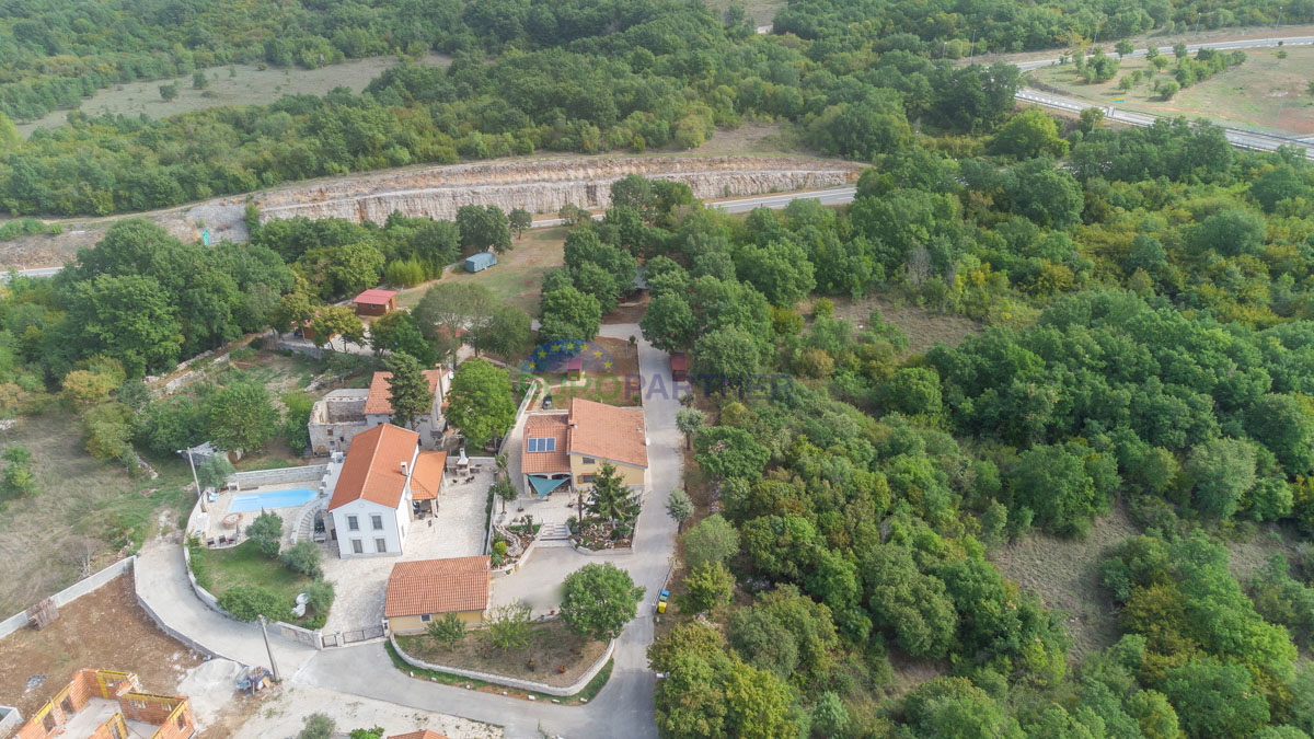 Hiša s 6600m2 vrta