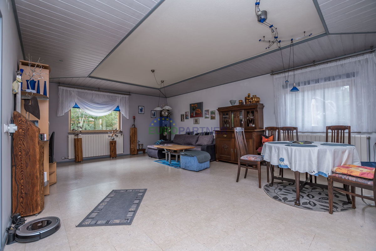 Hiša s 6600m2 vrta