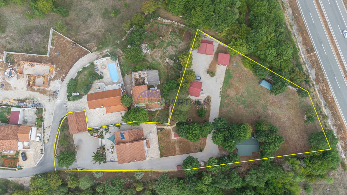 Hiša s 6600m2 vrta