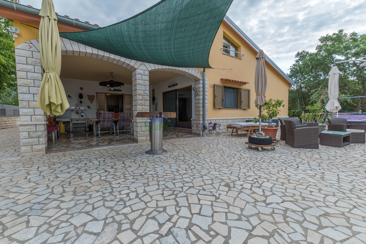 Hiša s 6600m2 vrta