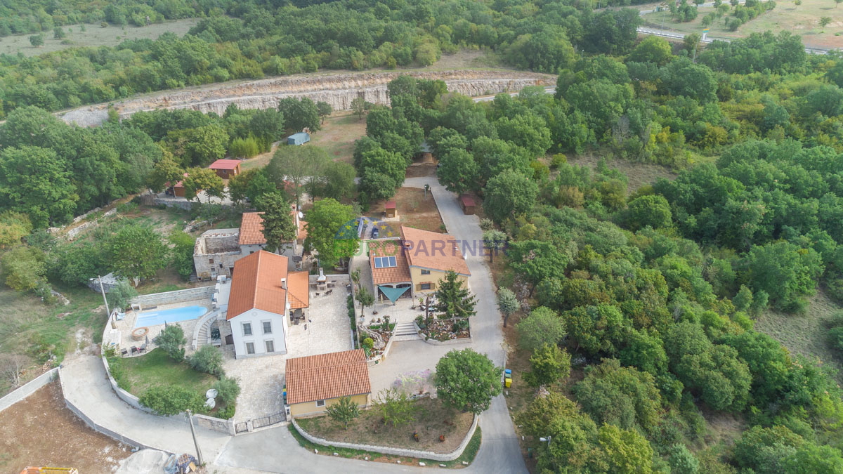 Hiša s 6600m2 vrta