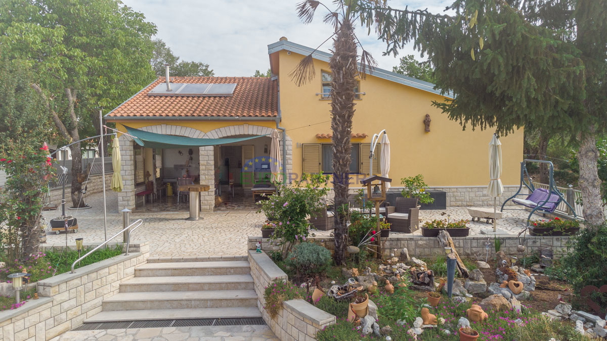 Hiša s 6600m2 vrta