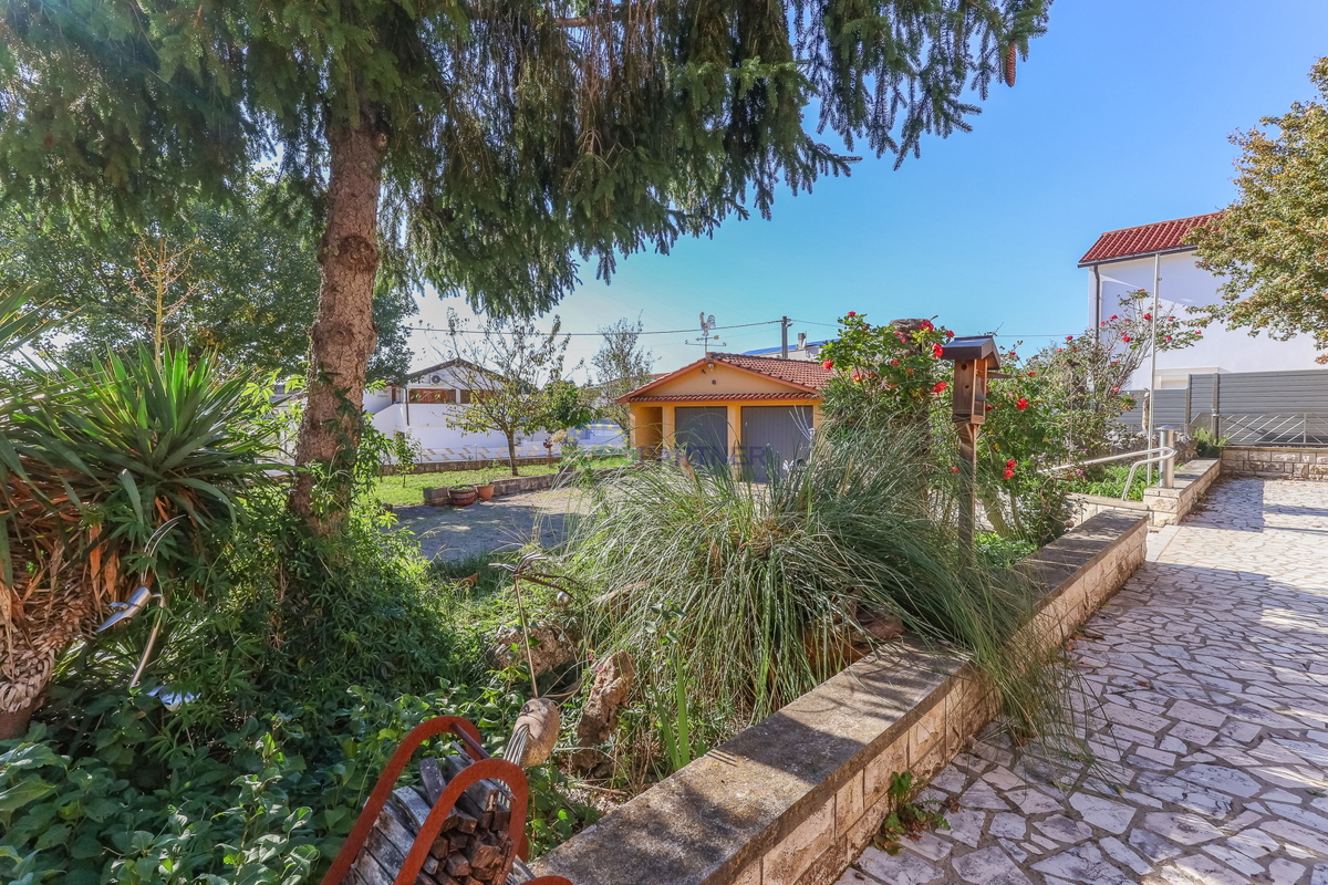 Samostojna hiša z vrtom velikosti 6600 m2, Sveti Lovreč, Istra