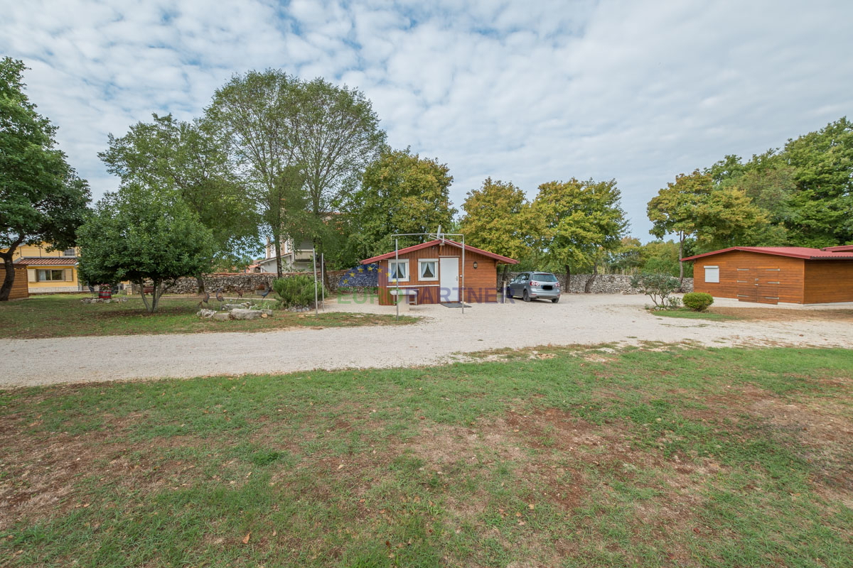 Hiša s 6600m2 vrta