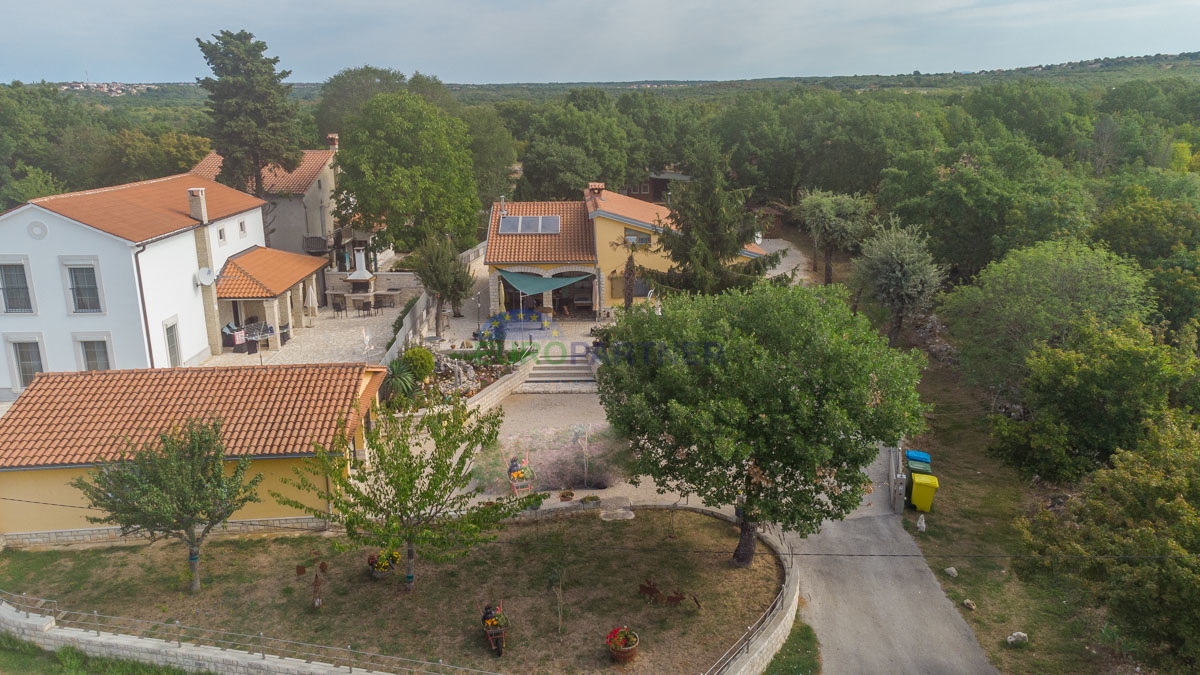 Hiša s 6600m2 vrta
