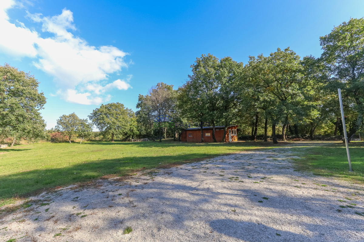 Samostojna hiša z vrtom velikosti 6600 m2, Sveti Lovreč, Istra