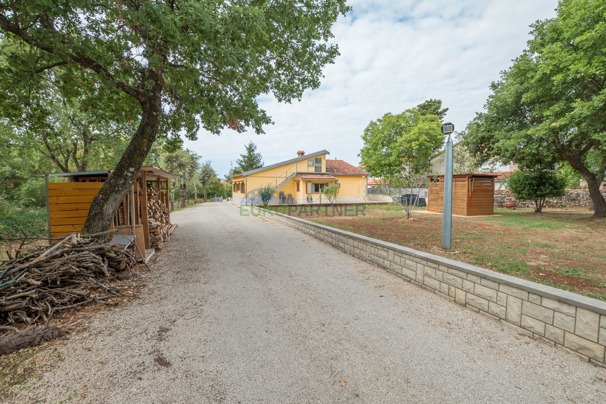 Hiša s 6600m2 vrta