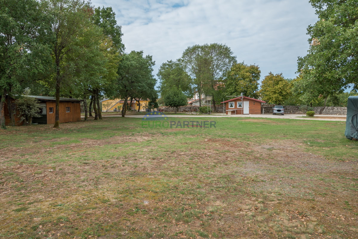 Hiša s 6600m2 vrta