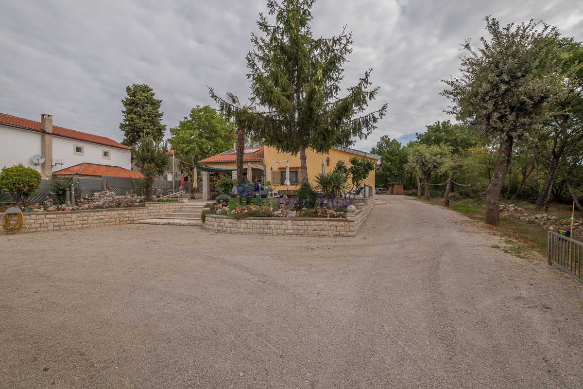 Hiša s 6600m2 vrta