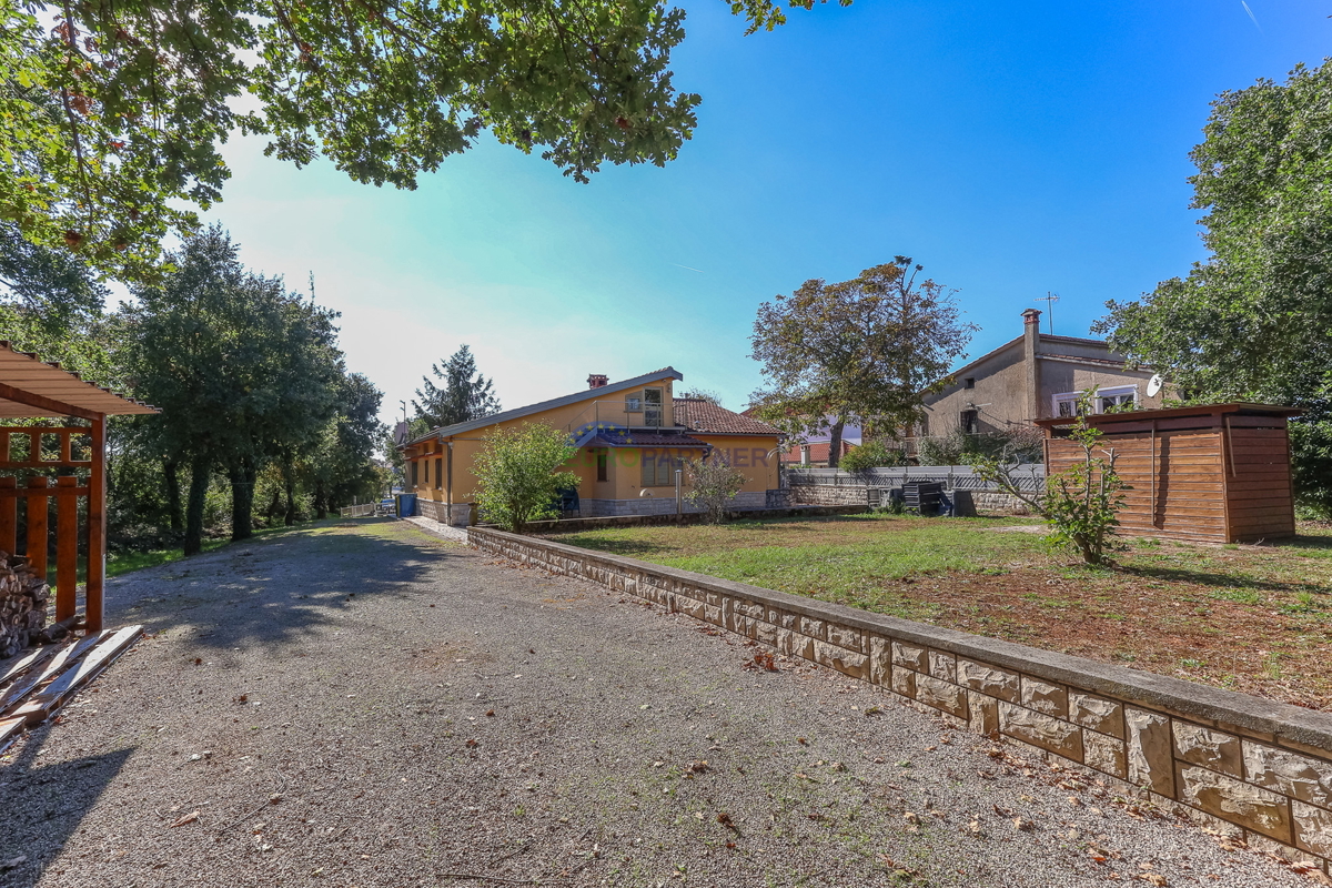 Samostojna hiša z vrtom velikosti 6600 m2, Sveti Lovreč, Istra