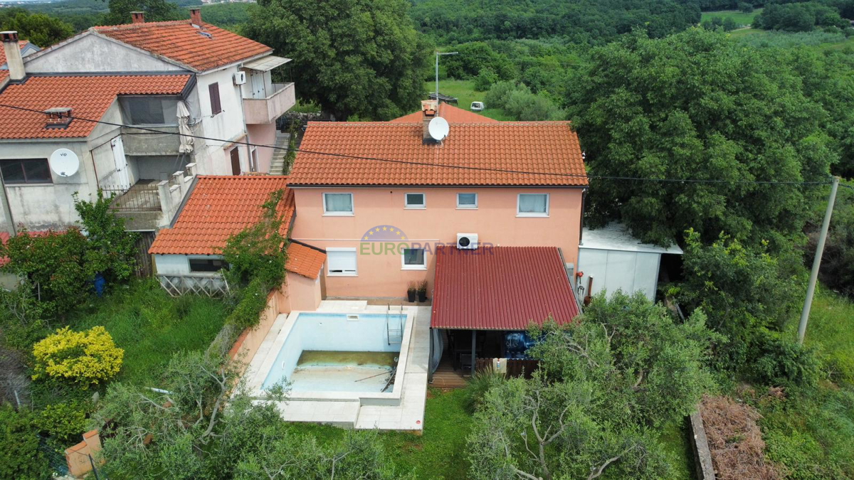 Istra, okolica Vrsarja, samostojna hiša s tremi apartmaji