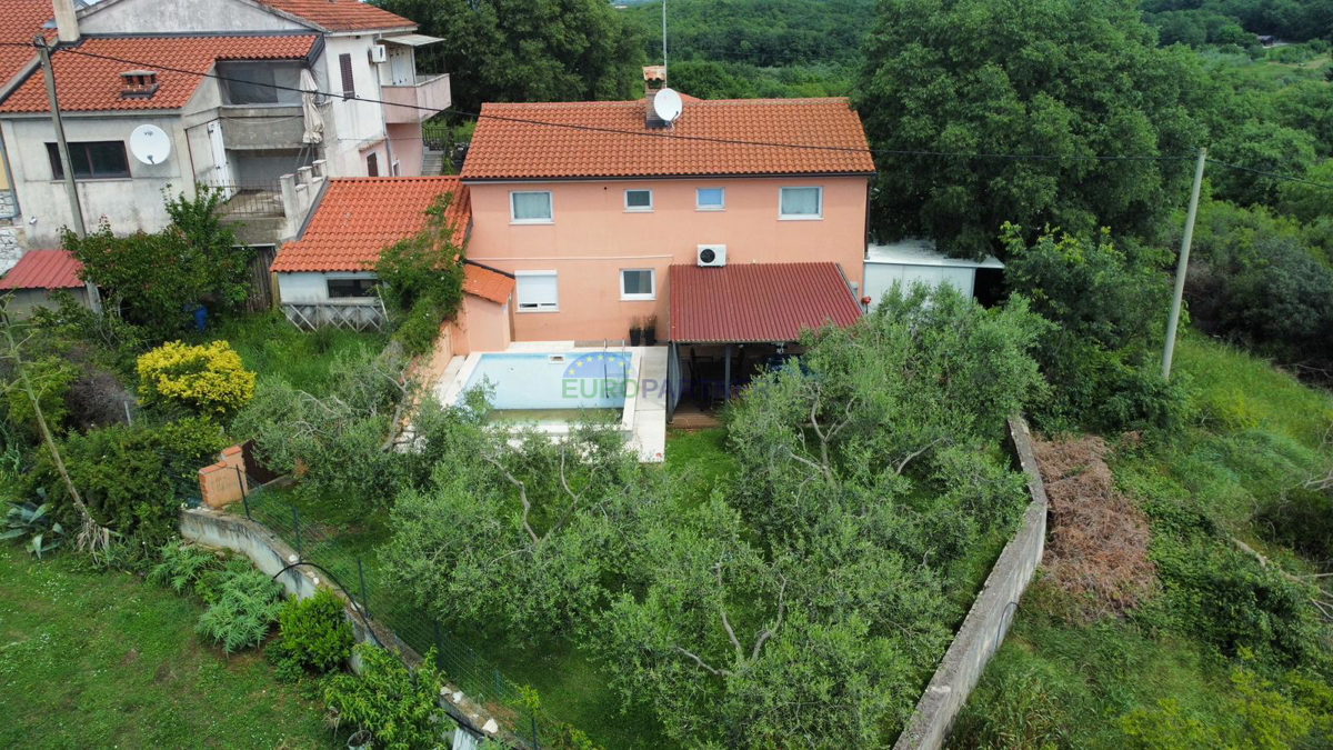 Istra, okolica Vrsarja, samostojna hiša s tremi apartmaji