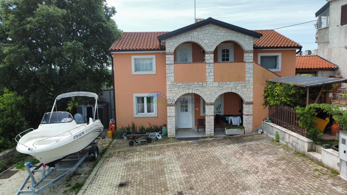 Istra, okolica Vrsarja, samostojna hiša s tremi apartmaji