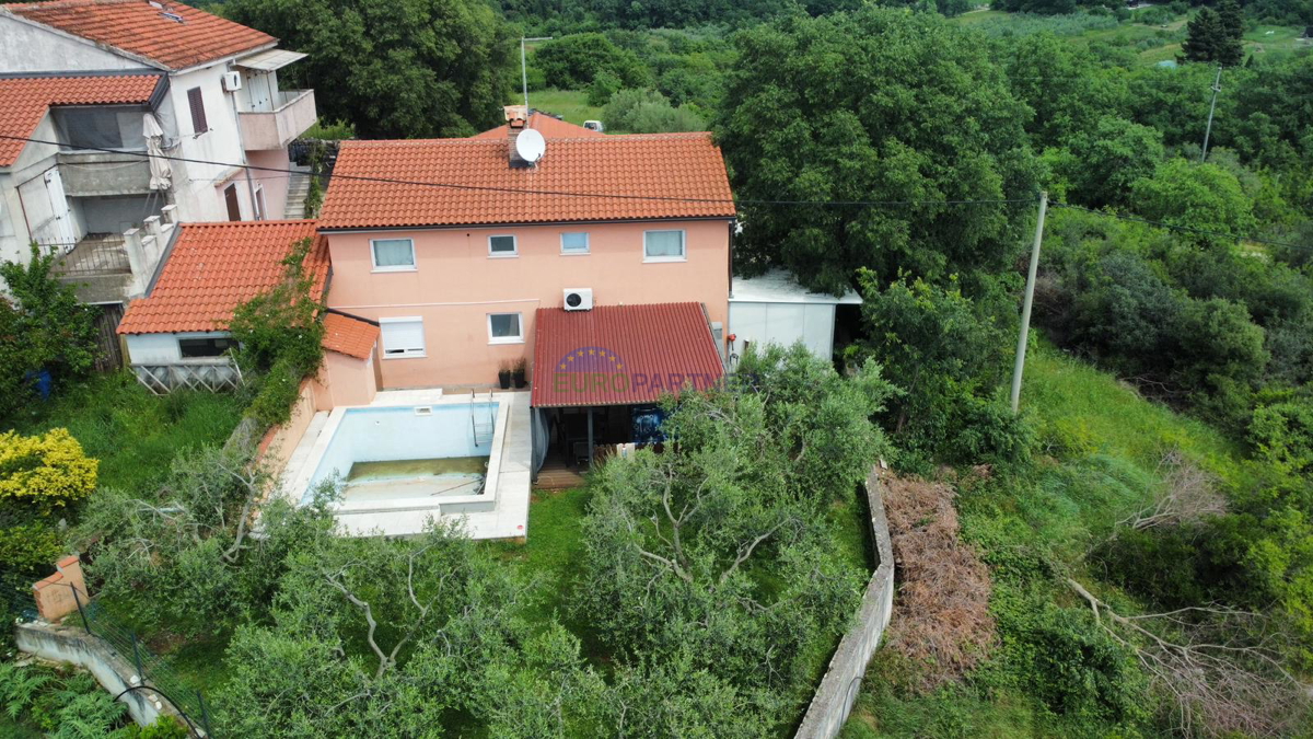 Istra, okolica Vrsarja, samostojna hiša s tremi apartmaji