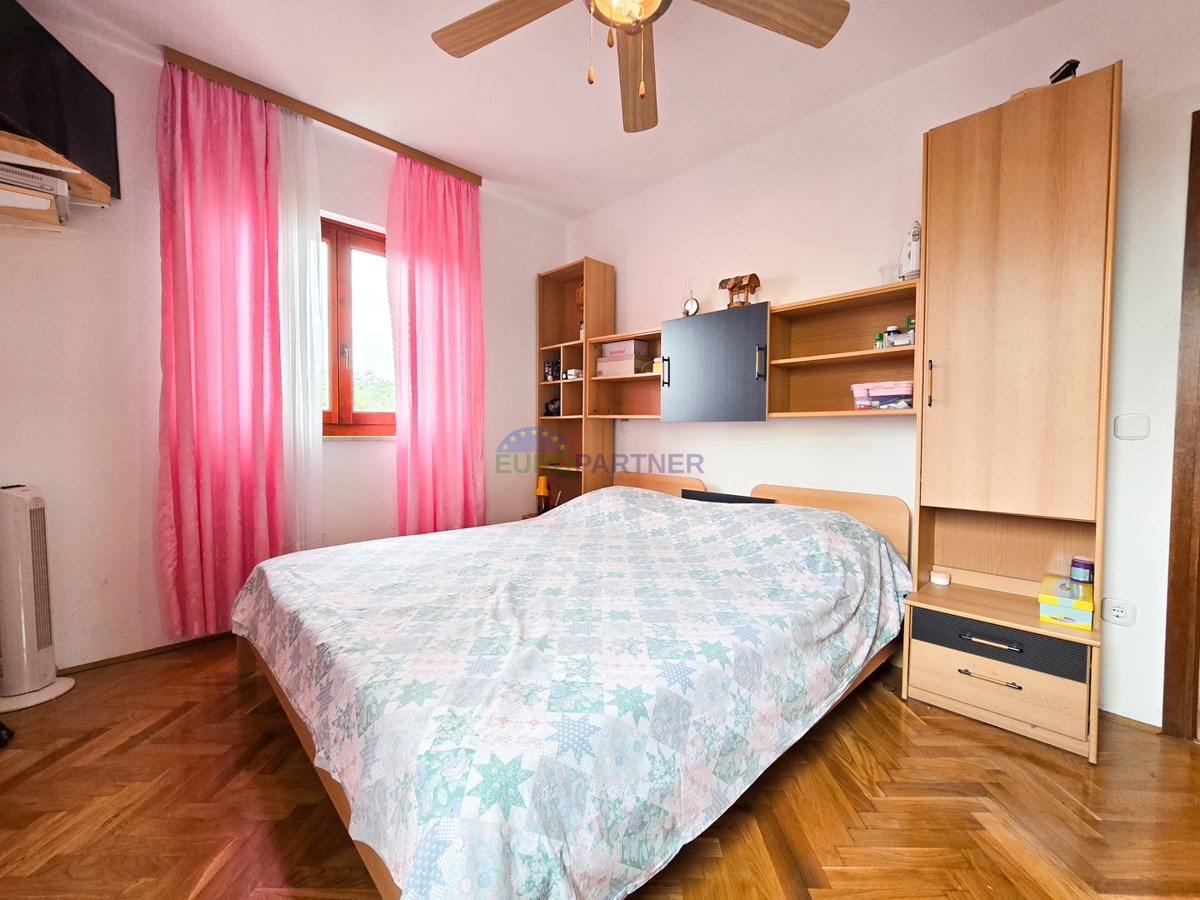 Stanovanje + 2 apartmaja z vrtom 300 m od morja, Poreč