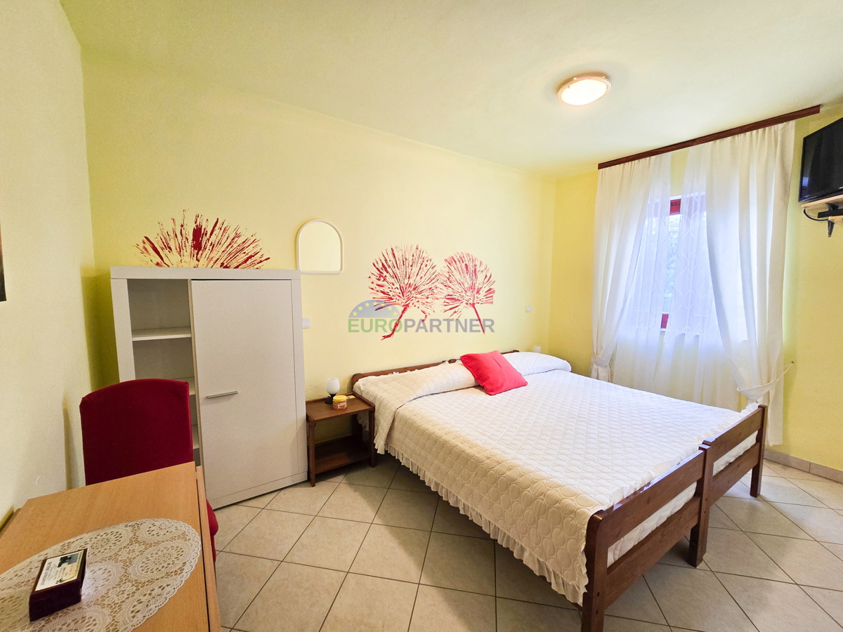 Stanovanje + 2 apartmaja z vrtom 300 m od morja, Poreč