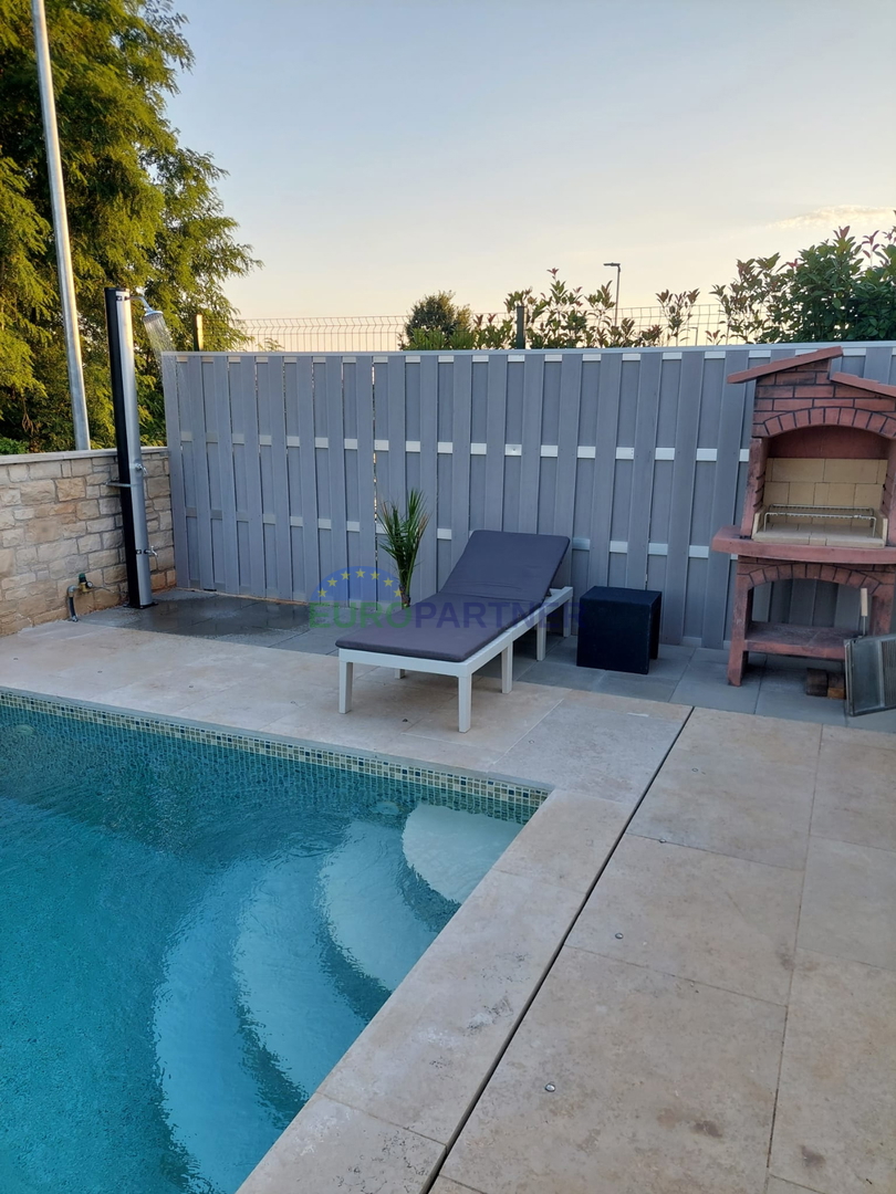 Istra, Novigrad, pritličje s bazenom na atraktivni lokaciji