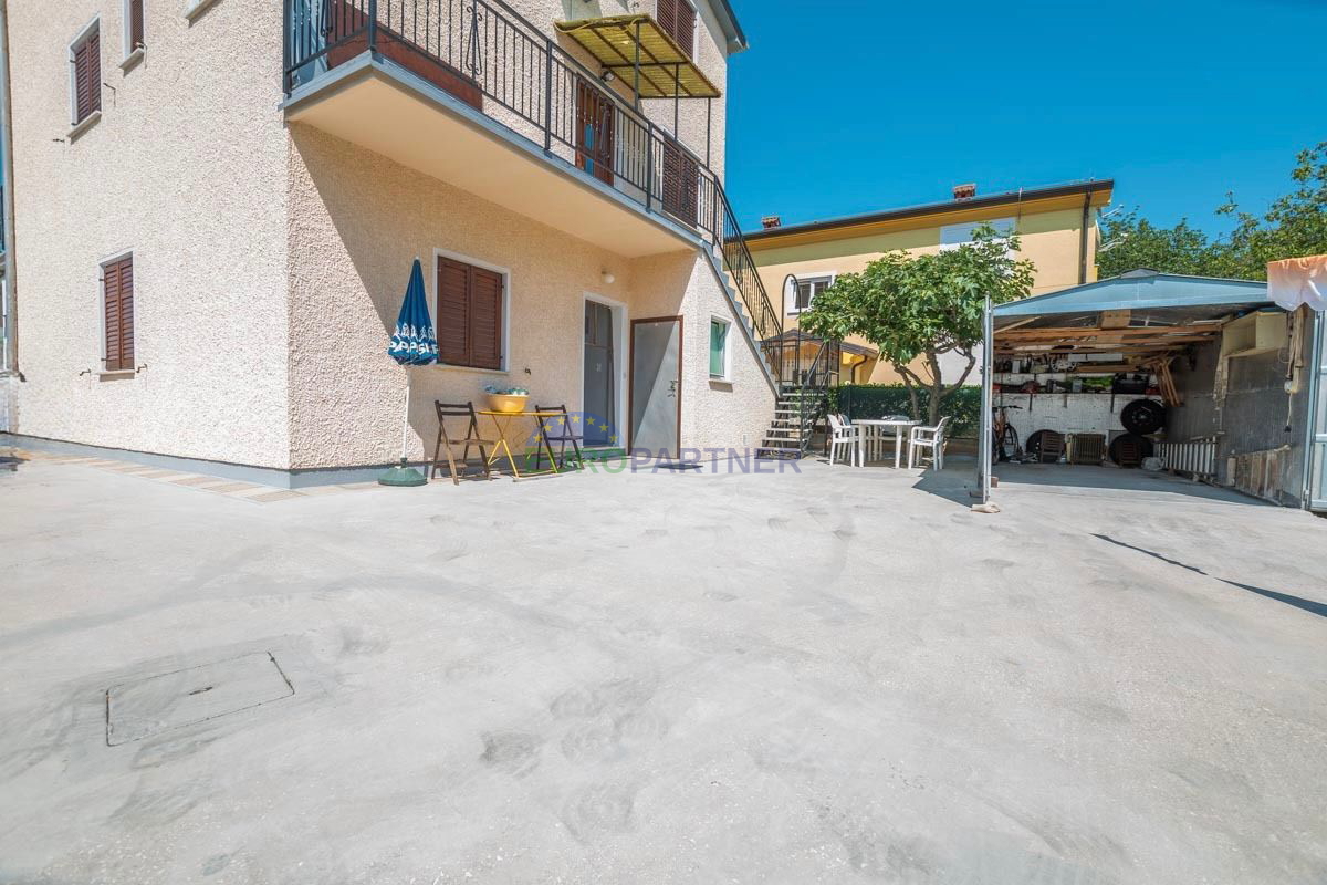 Novigrad, samostojna hiša s tremi stanovanji