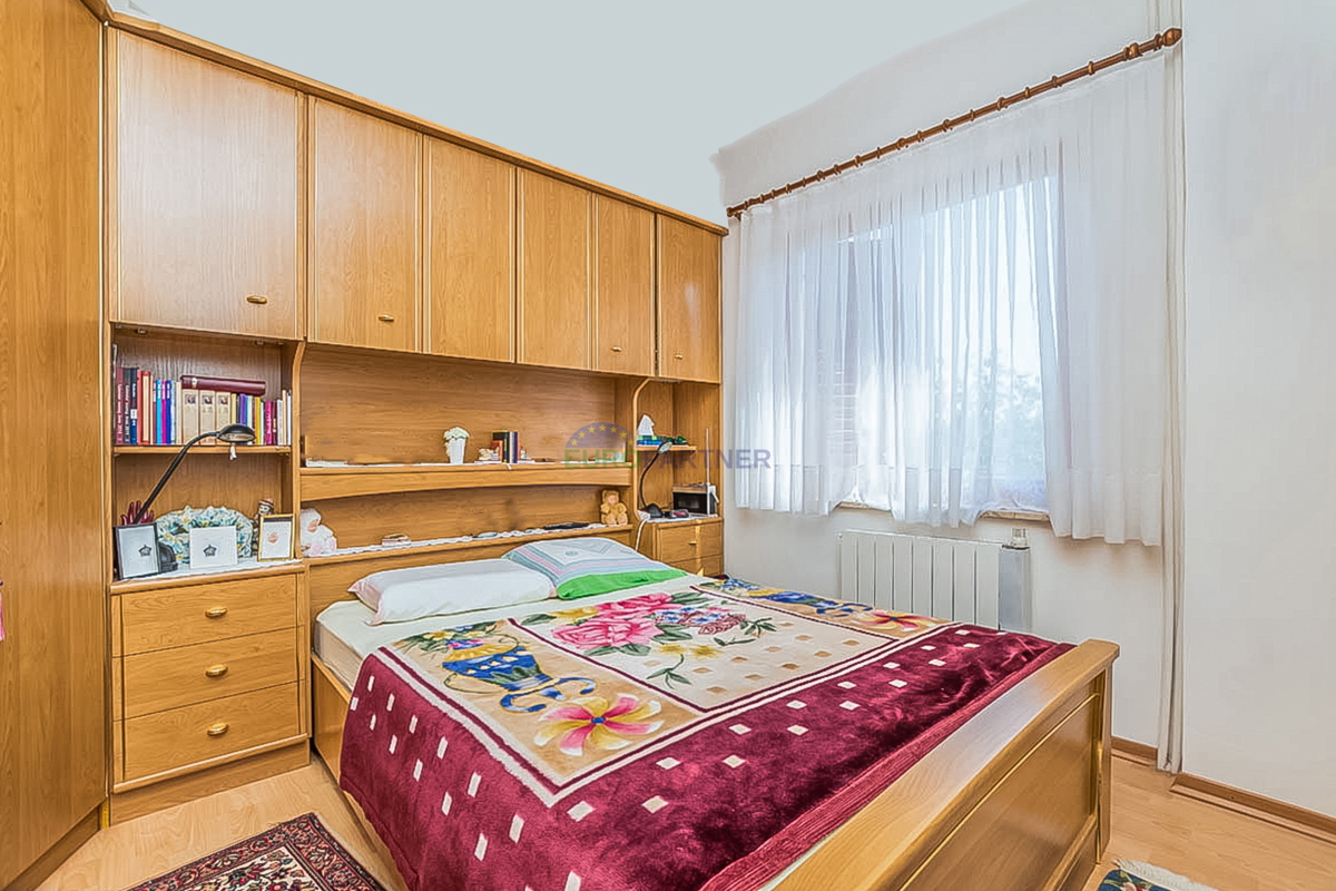 Novigrad, samostojna hiša s tremi stanovanji