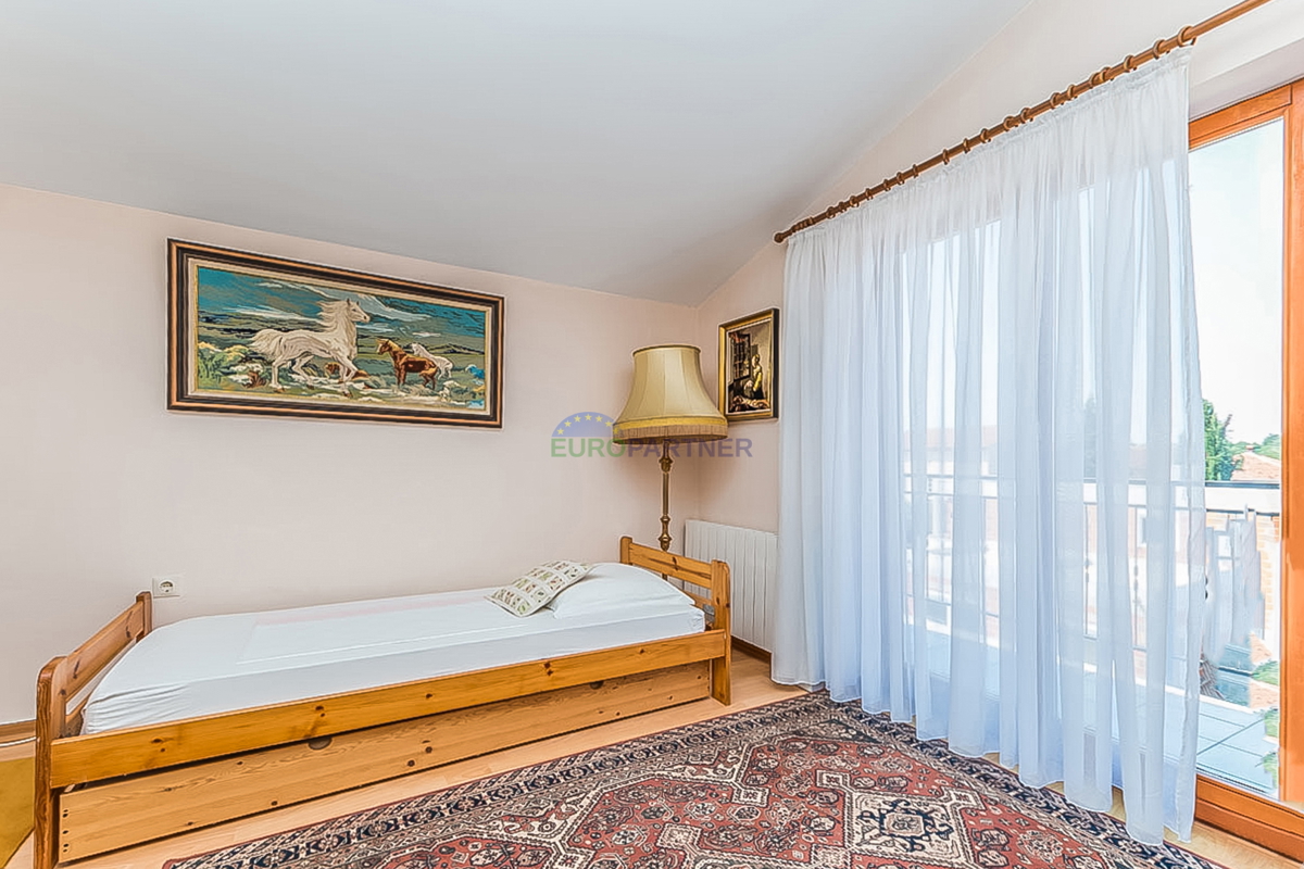 Novigrad, samostojna hiša s tremi stanovanji