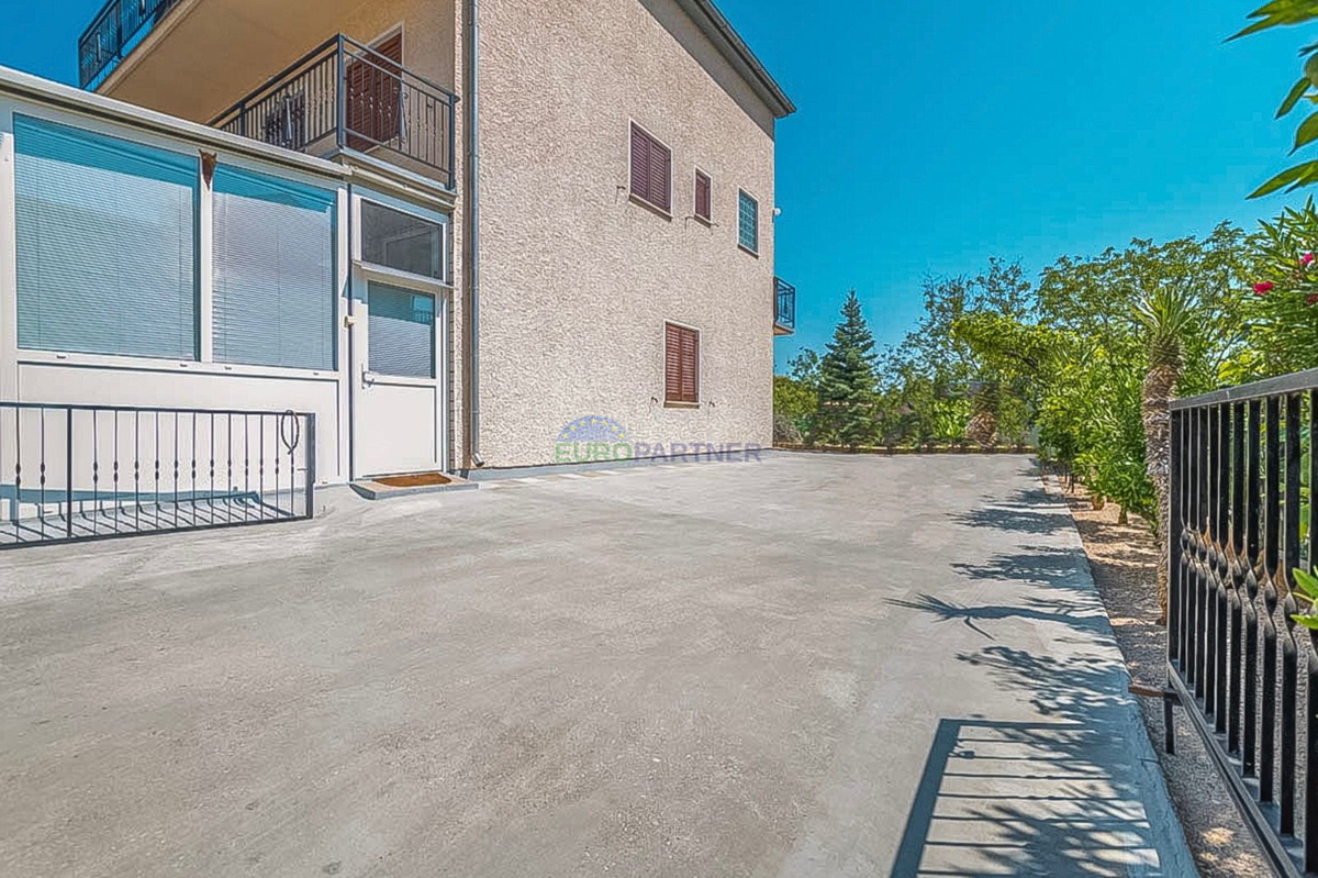 Novigrad, samostojna hiša s tremi stanovanji