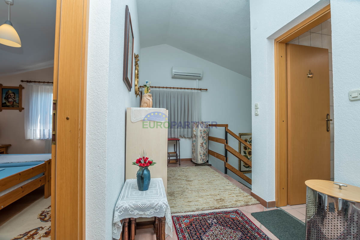Novigrad, samostojna hiša s tremi stanovanji