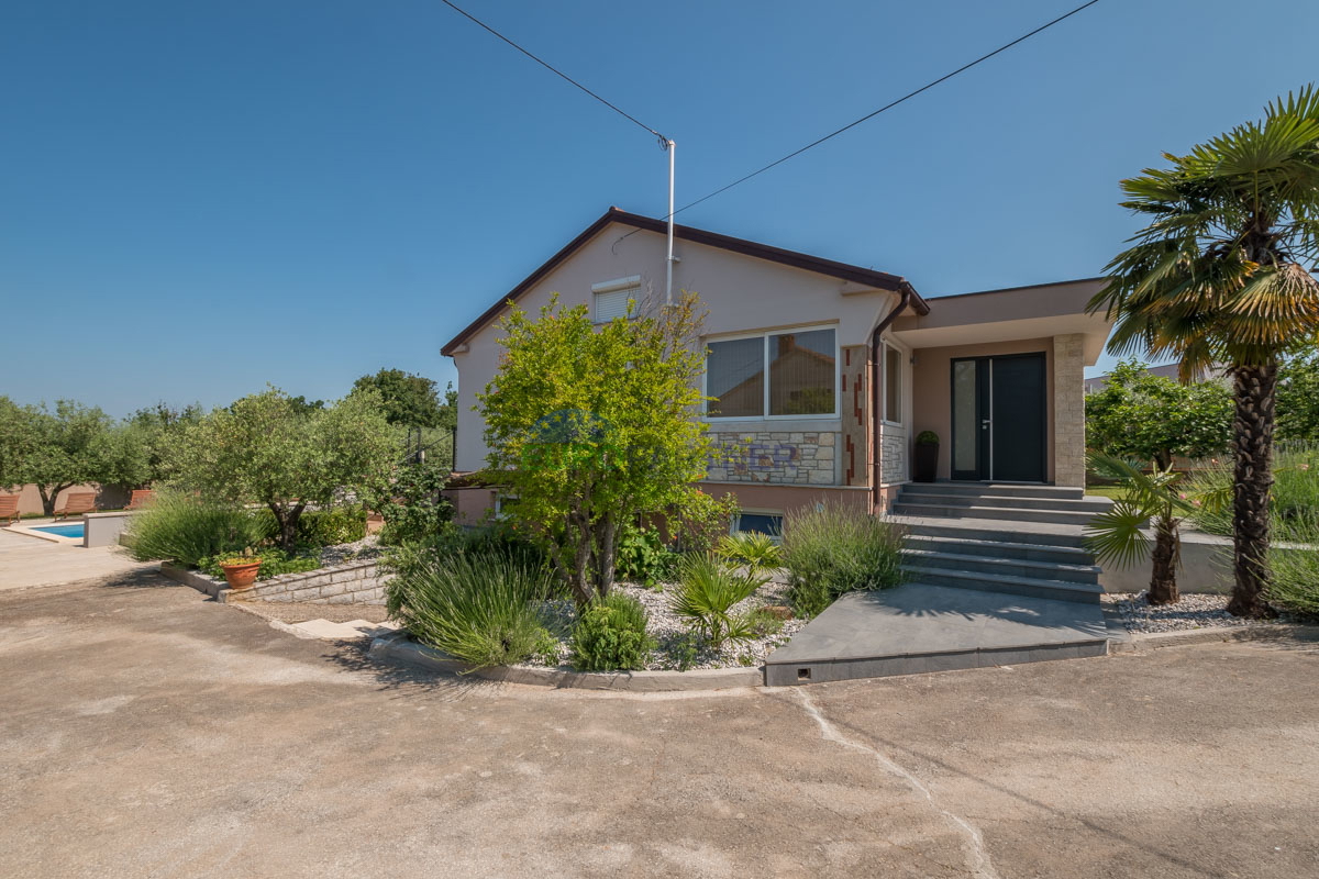 Družinska hiša s bazenom in veliko dvorišče, blizu Poreča