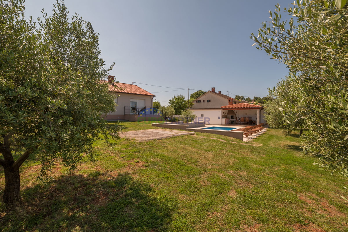 Družinska hiša s bazenom in veliko dvorišče, blizu Poreča