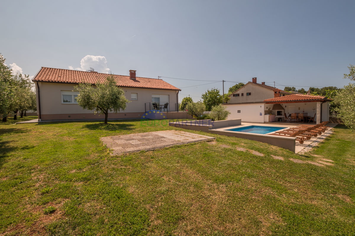 Družinska hiša s bazenom in veliko dvorišče, blizu Poreča