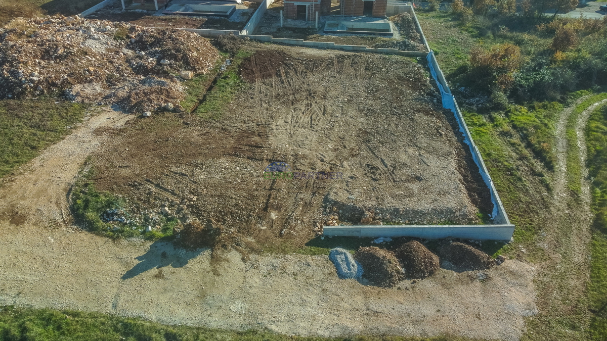 Gradbeno zemljišče 1000 m2, okolica Poreča