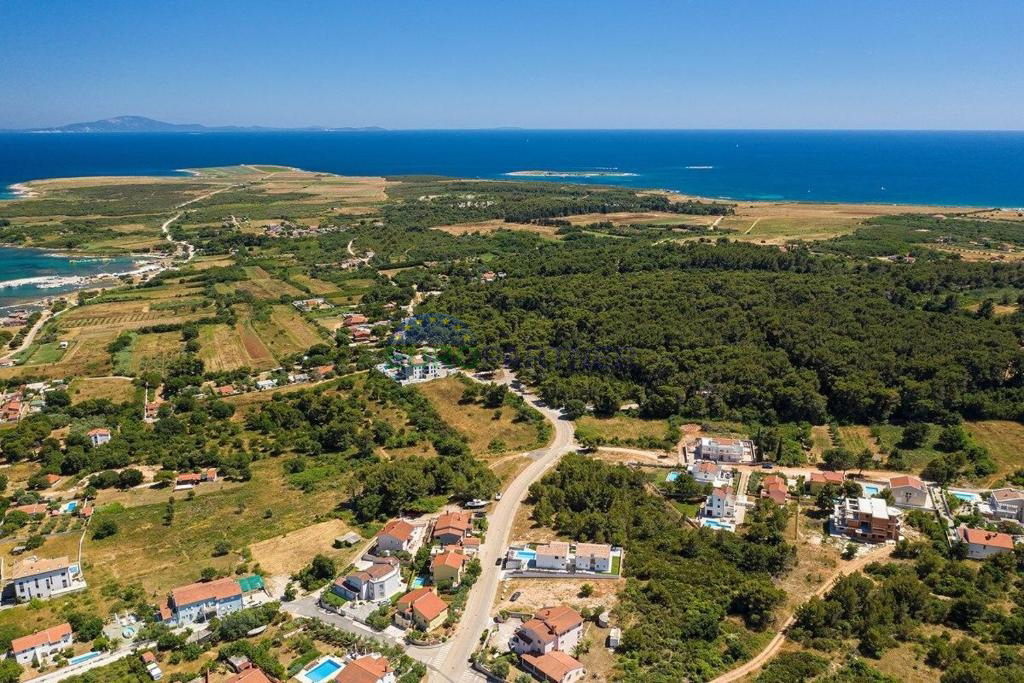Istra, Ližnjan, moderna dvojna hiša z bazenom