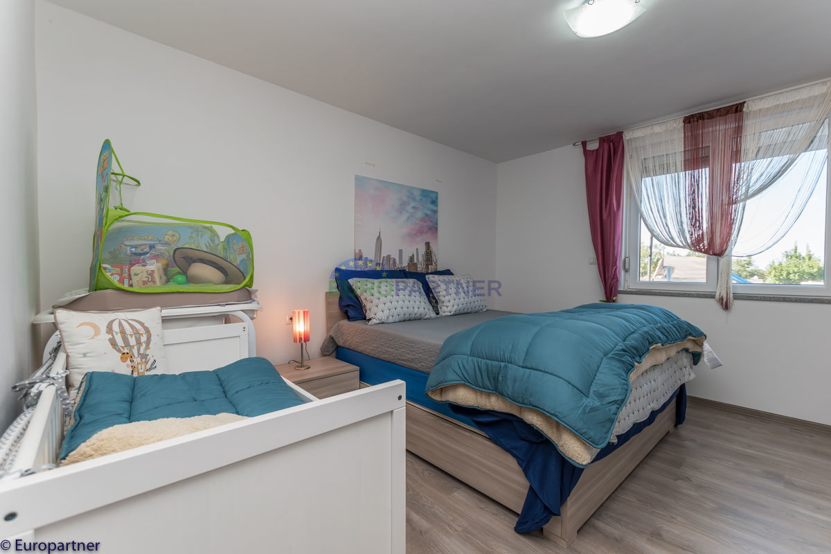 Lepa hiša z apartmaji in pogledom na morje