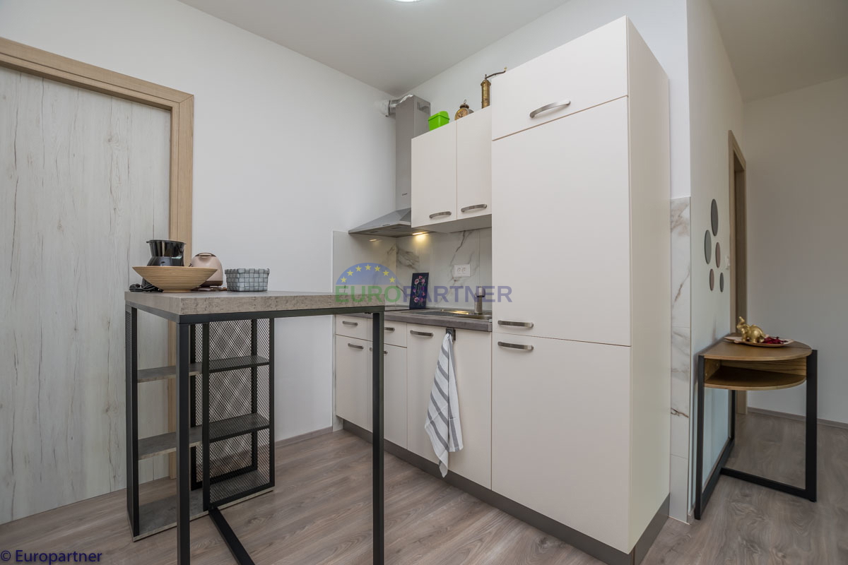 Lepa hiša z apartmaji in pogledom na morje