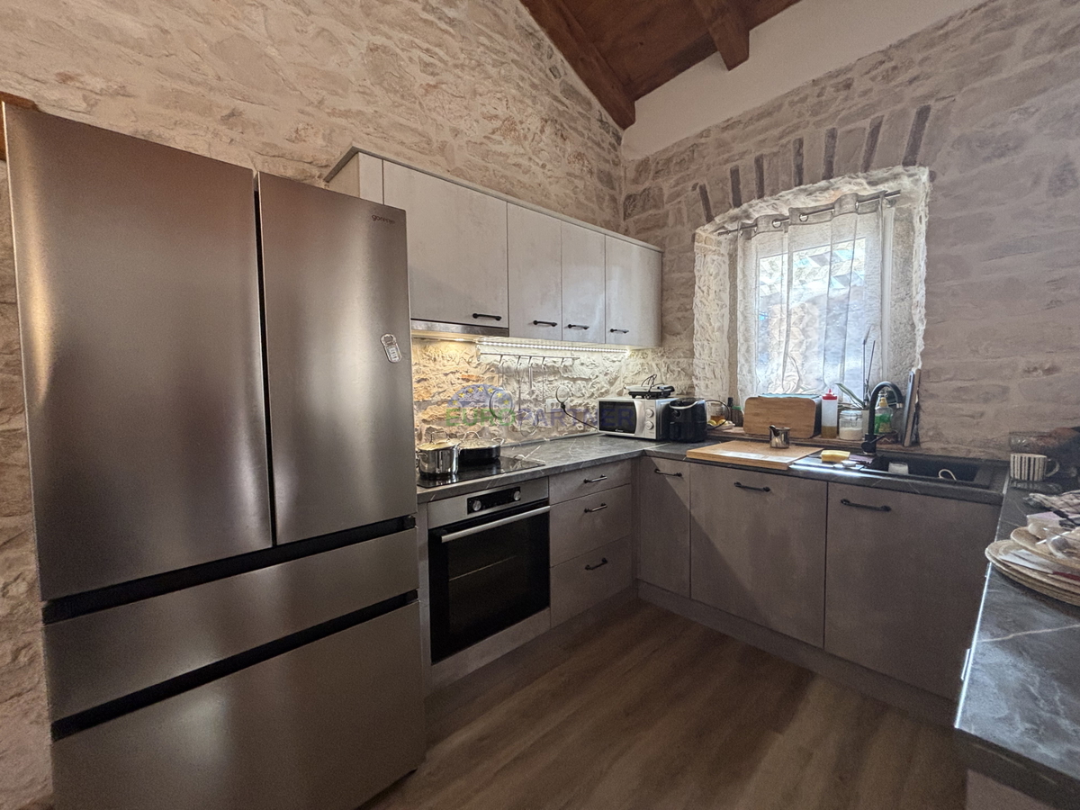 Kamnita hiša z vrtom v okolici Umaga