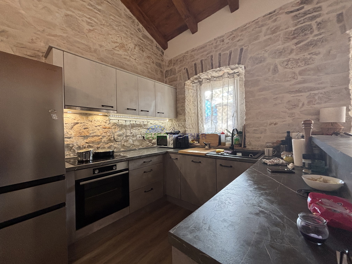 Kamnita hiša z vrtom v okolici Umaga