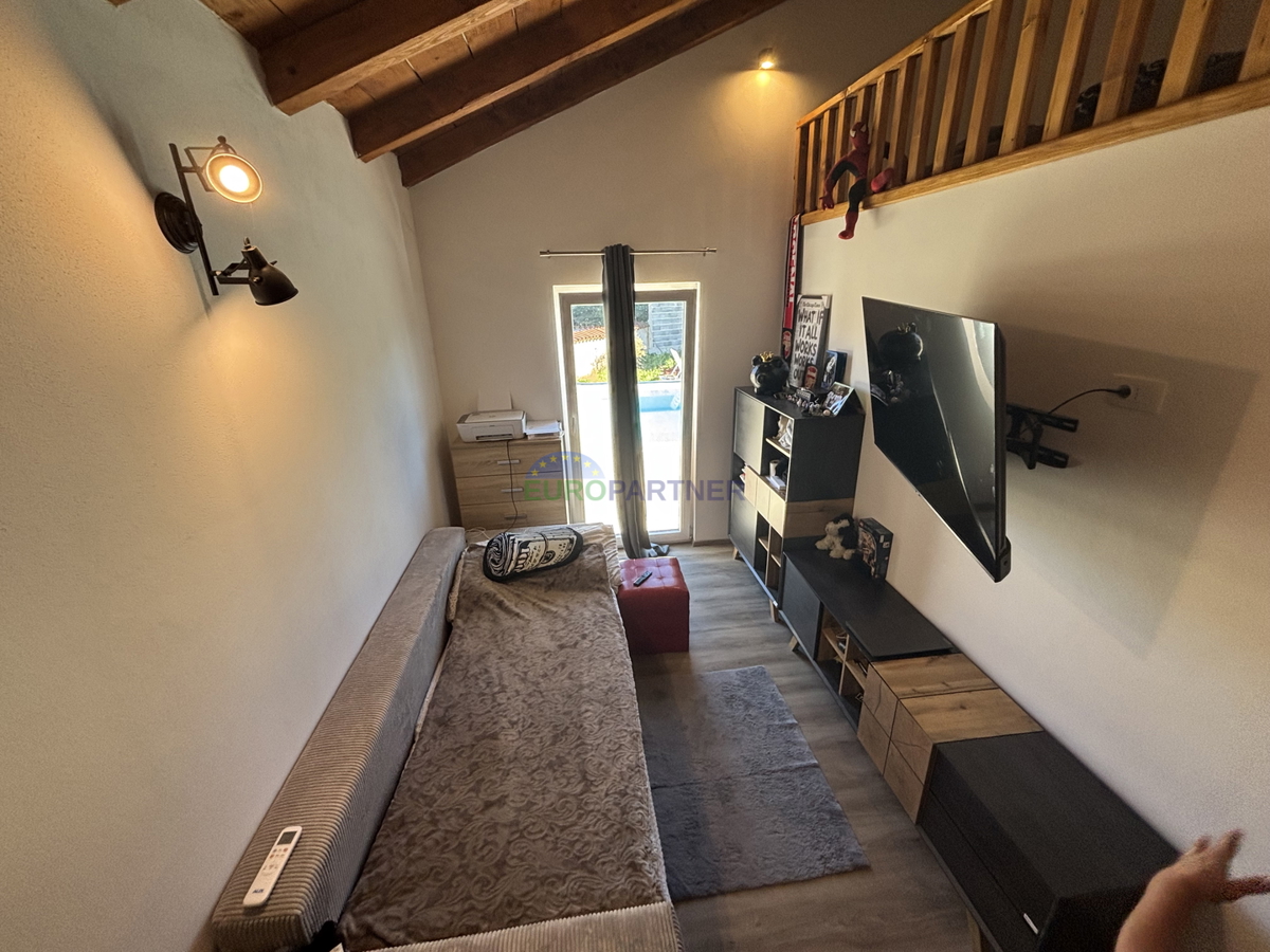 Kamnita hiša z vrtom v okolici Umaga