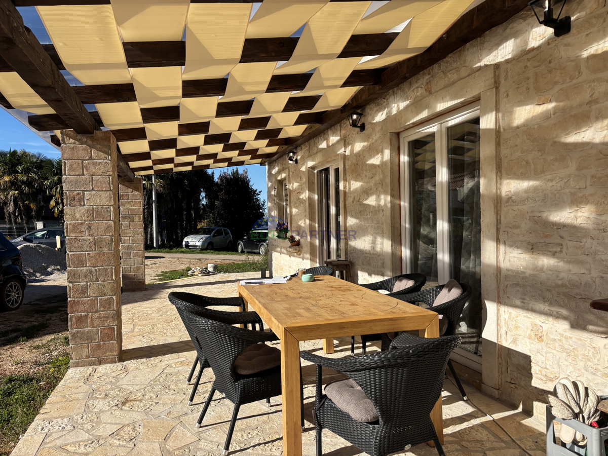 Kamnita hiša z vrtom v okolici Umaga