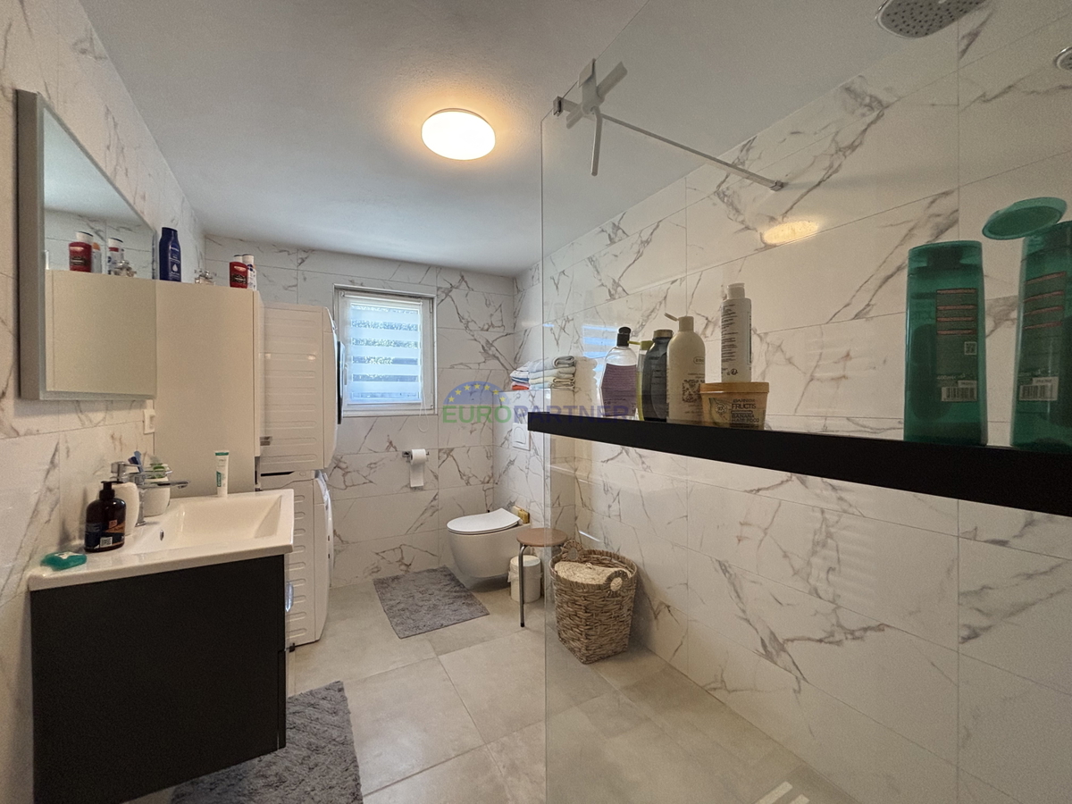 Kamnita hiša z vrtom v okolici Umaga