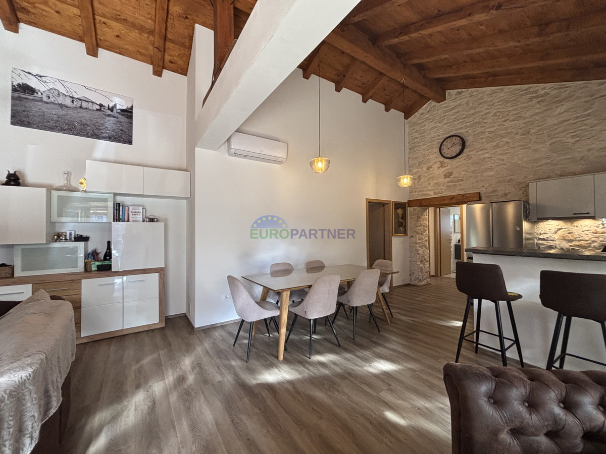 Kamnita hiša z vrtom v okolici Umaga