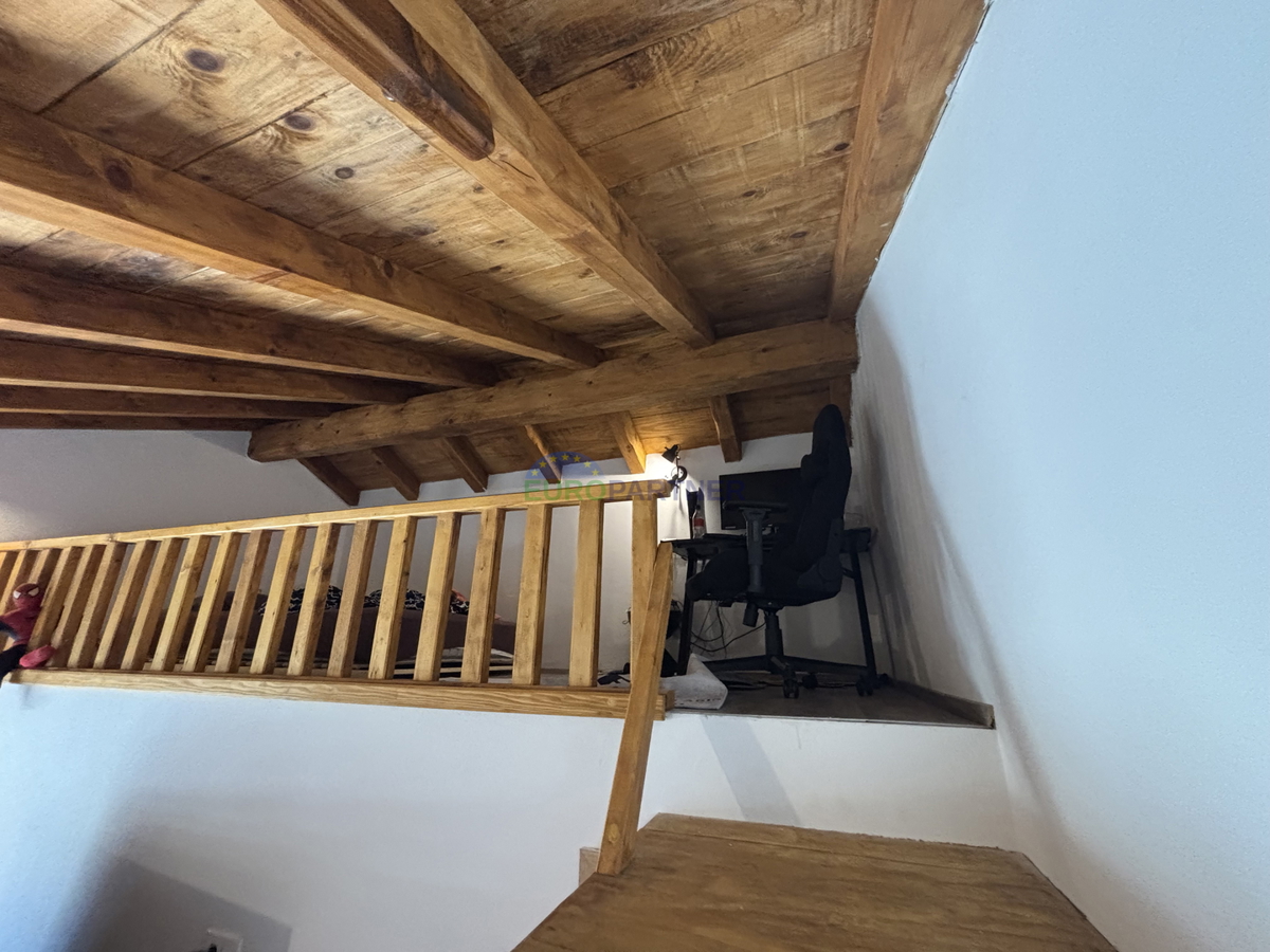 Kamnita hiša z vrtom v okolici Umaga