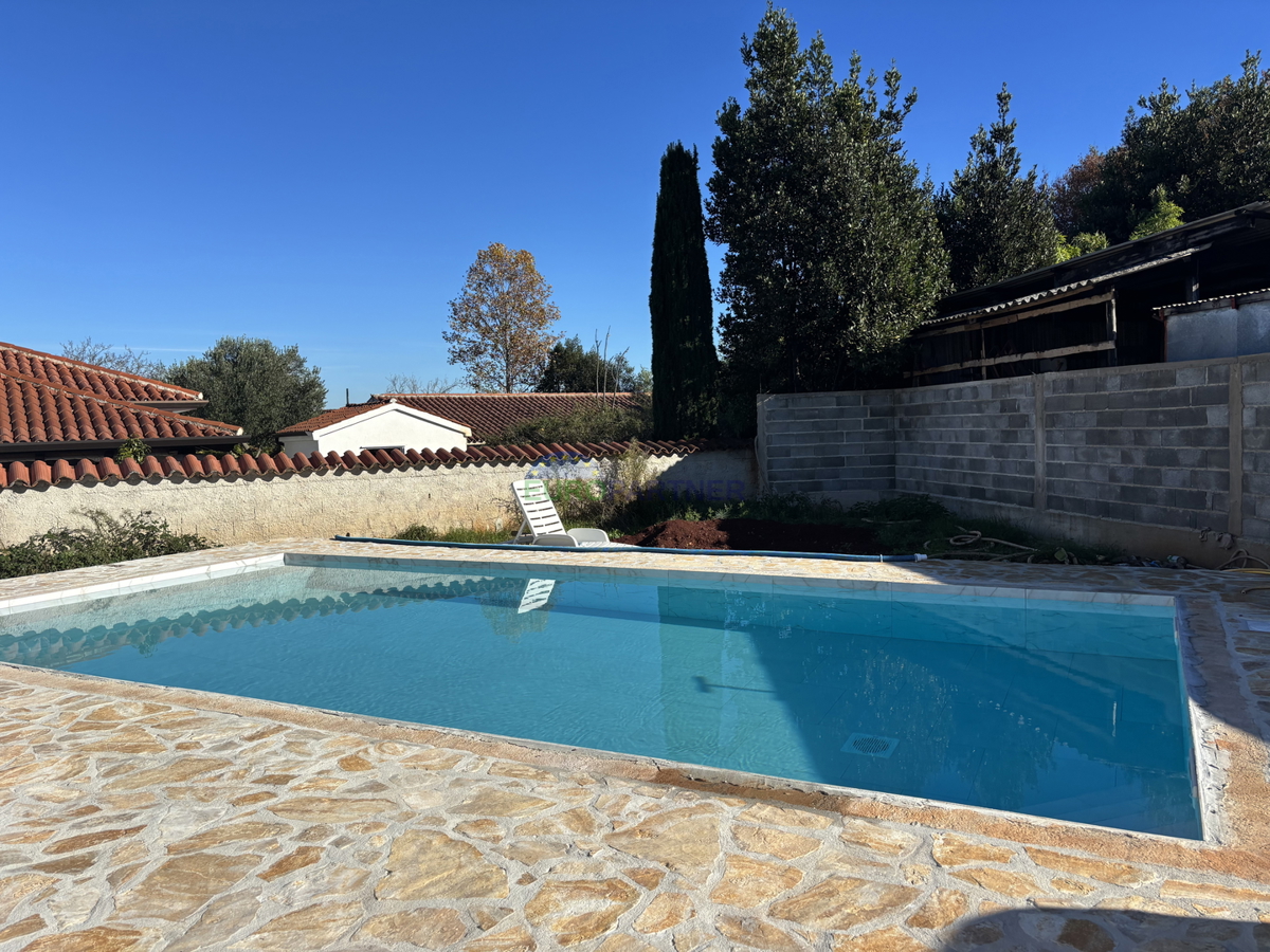 Kamnita hiša z vrtom v okolici Umaga