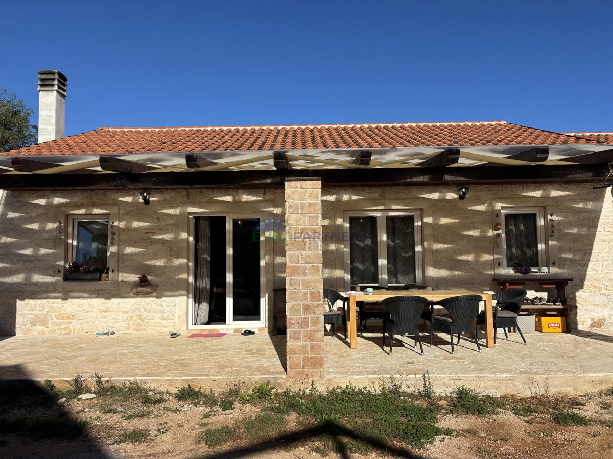 Kamnita hiša z vrtom v okolici Umaga