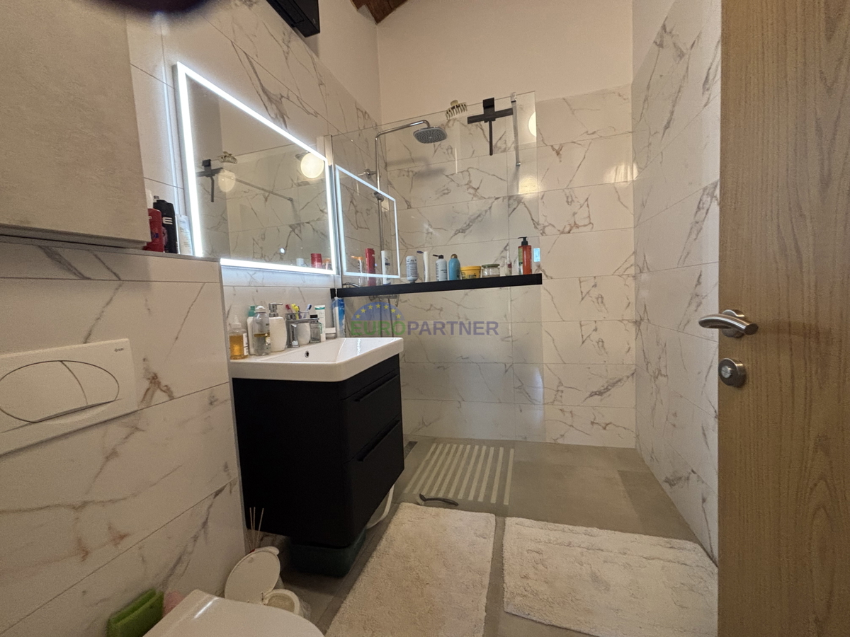 Kamnita hiša z vrtom v okolici Umaga