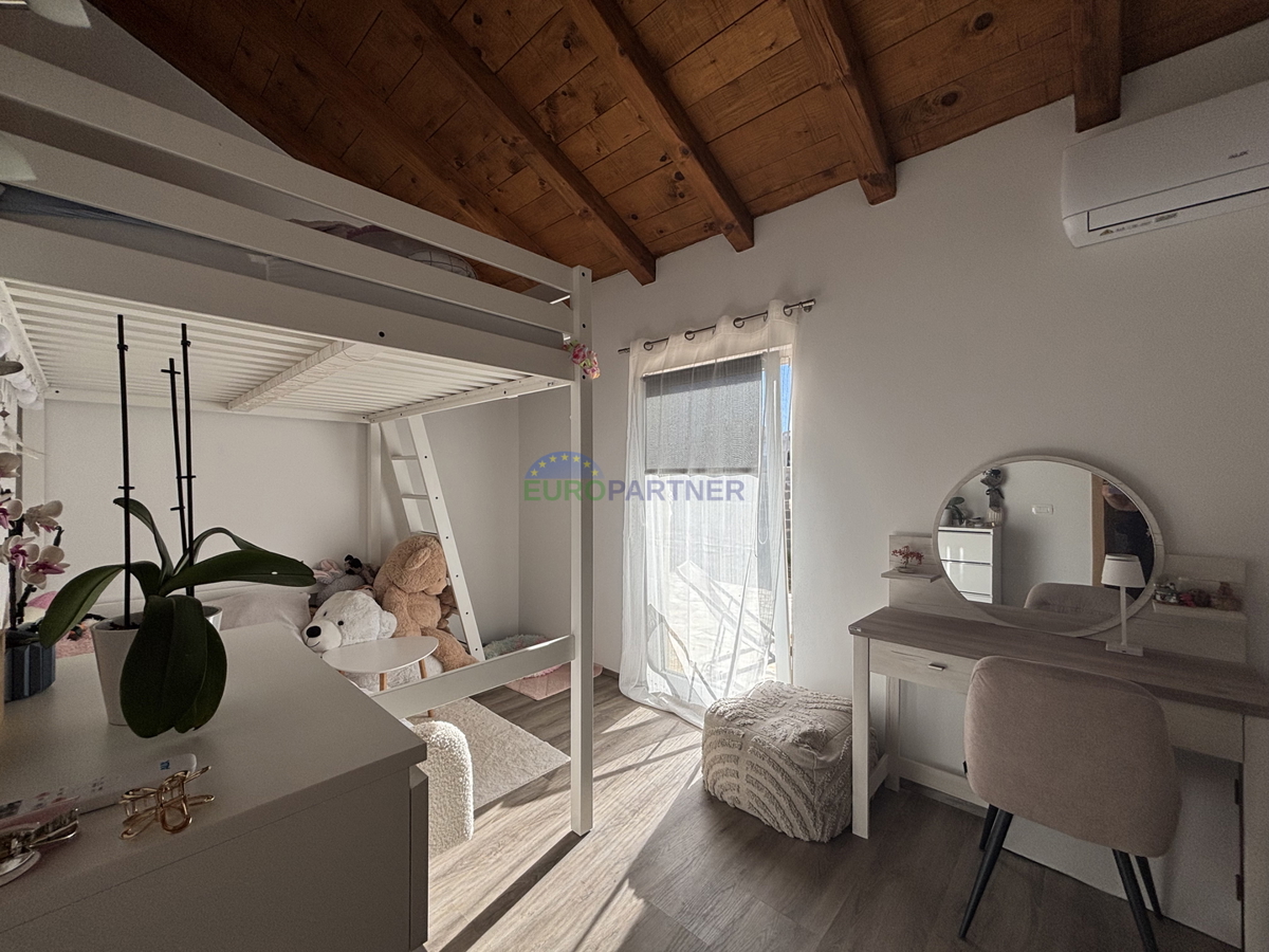 Kamnita hiša z vrtom v okolici Umaga